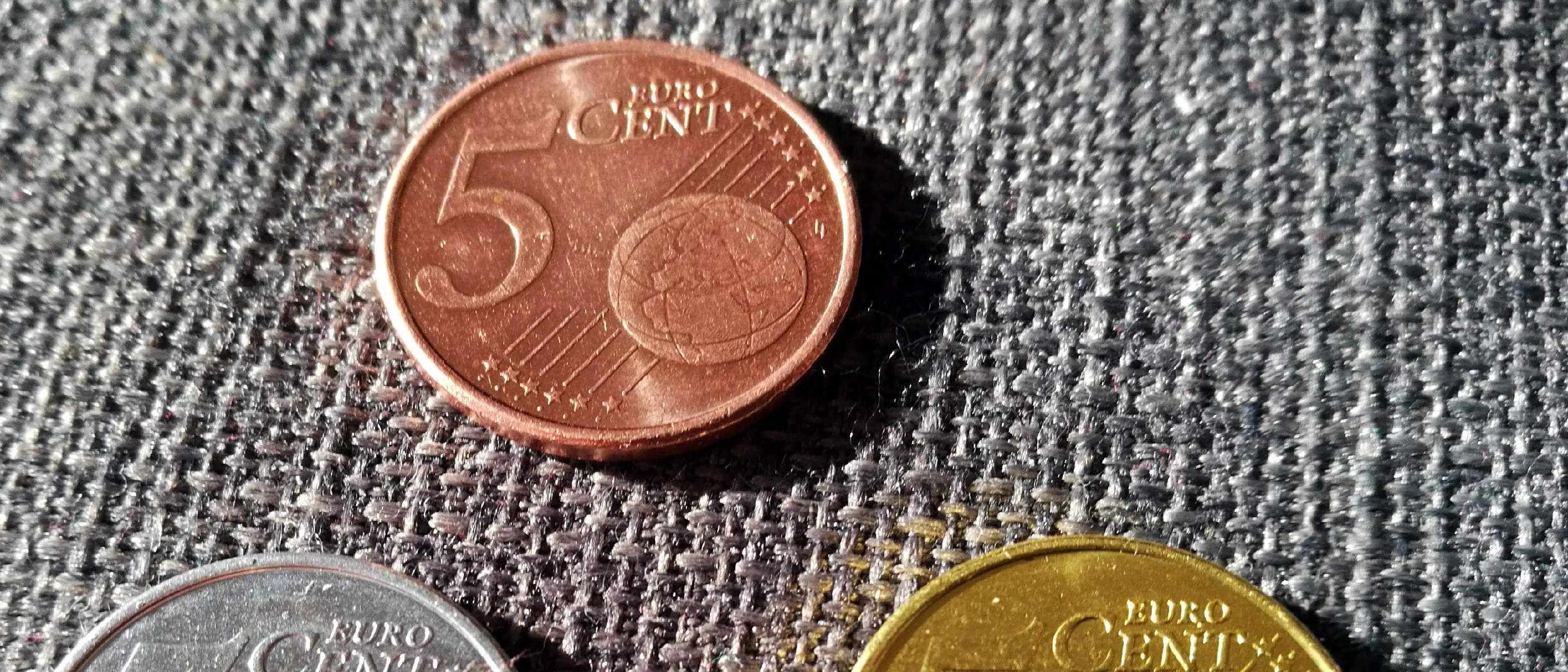 5 sentin kolikon "hopea" ja "kulta" -pinnoite
