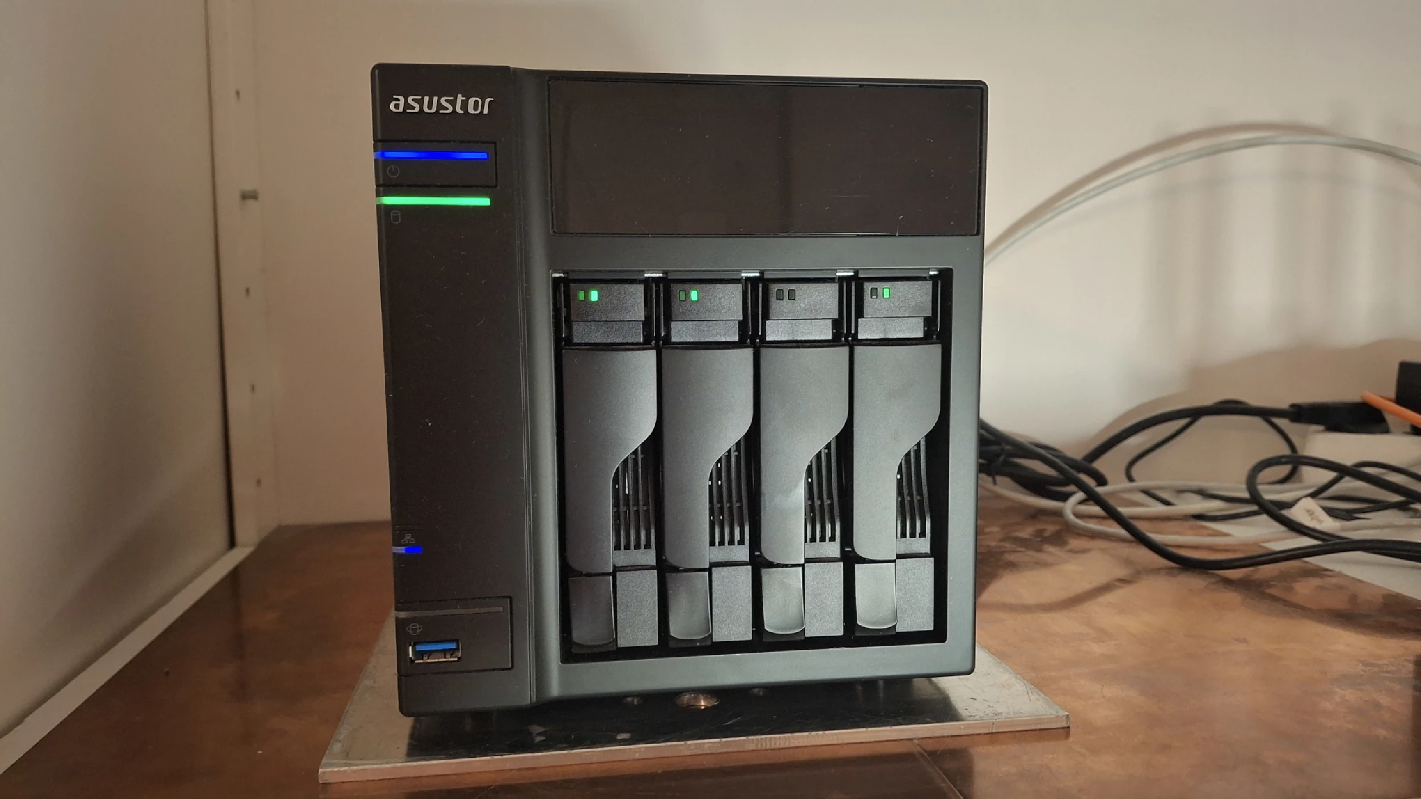 The Asustor AS-304T NAS cannot mount contemporary ext4 filesystems